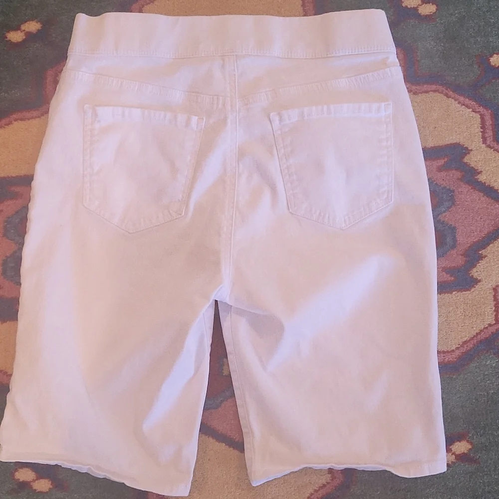 Gloria Vanderbilt shorts, white, Size 8 - Picture 2 of 4